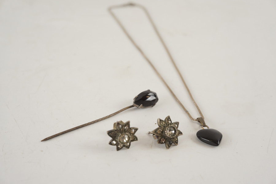 Halsband, örhängen och brosch i silver 835. A160