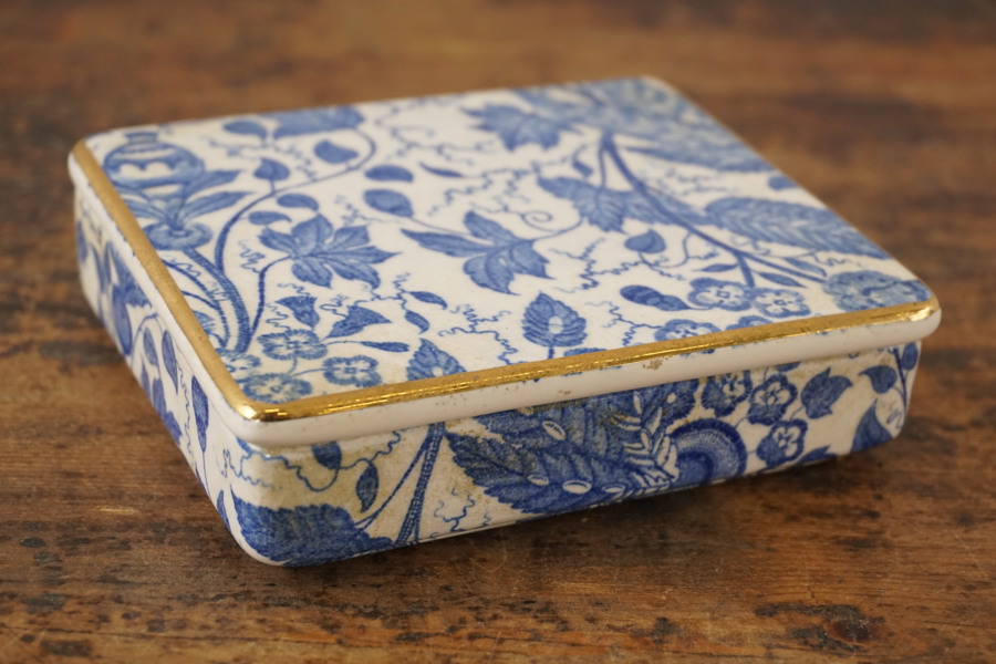 Dekorerad ask i porslin Manila. G64