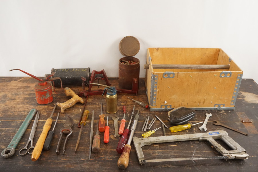 Vintage verktyg med låda. BC224 