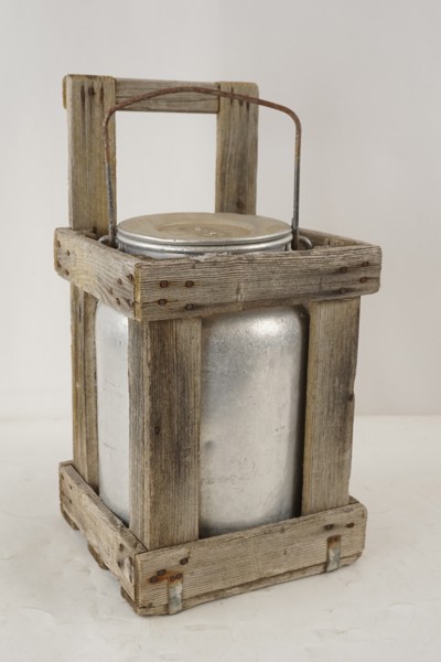 Mjölkhämtare med hållare allmoge. C36