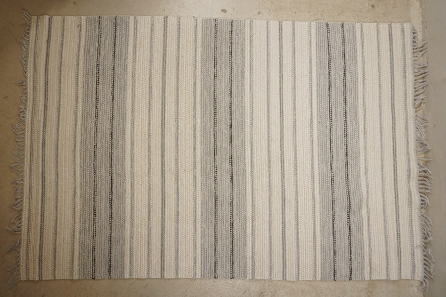 Vävd matta vit 185x123. B345