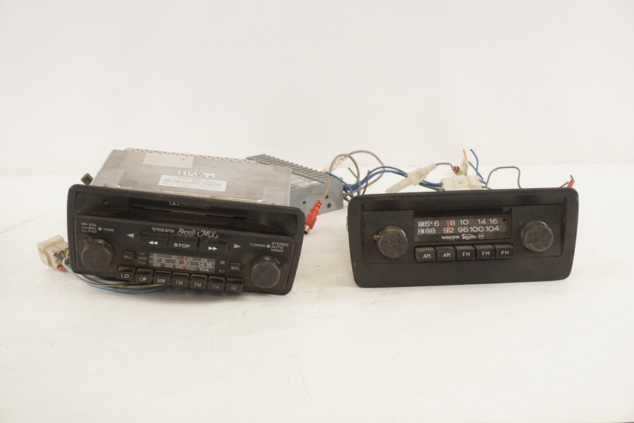 2st Autoradio Volvo vintage. D23
