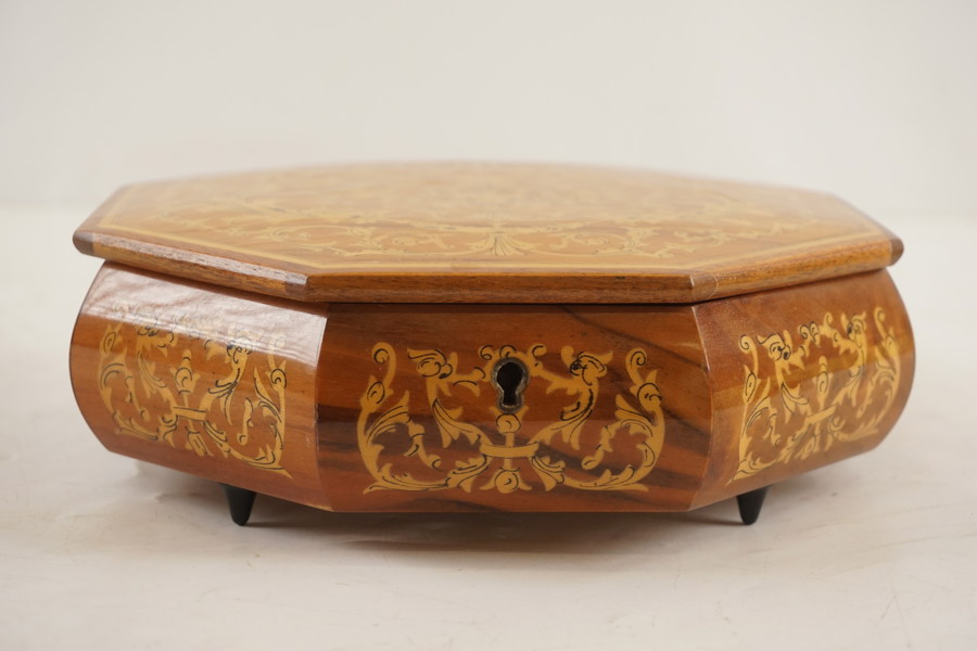 Trä skrin/carillon Torna a Sorrento. G81 