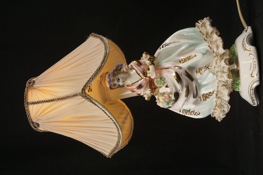 Vintage bordslampa i porslin. C44