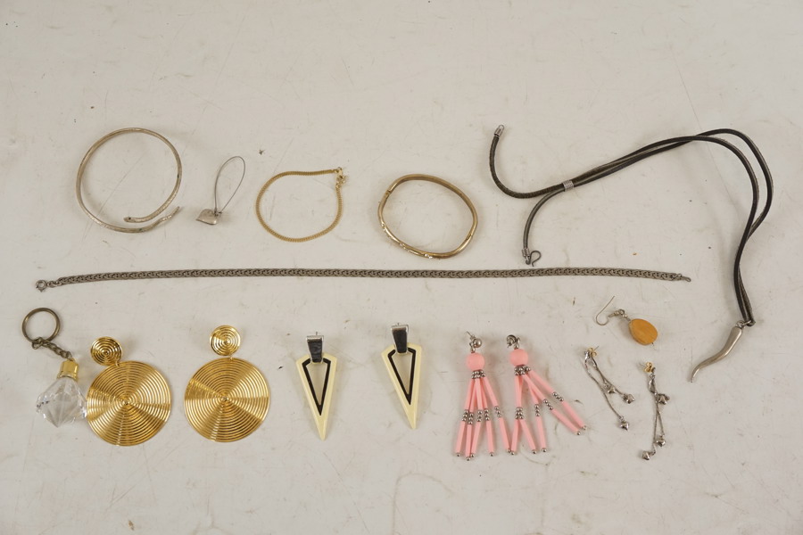 Armband, halsband, örhängen mm. A274