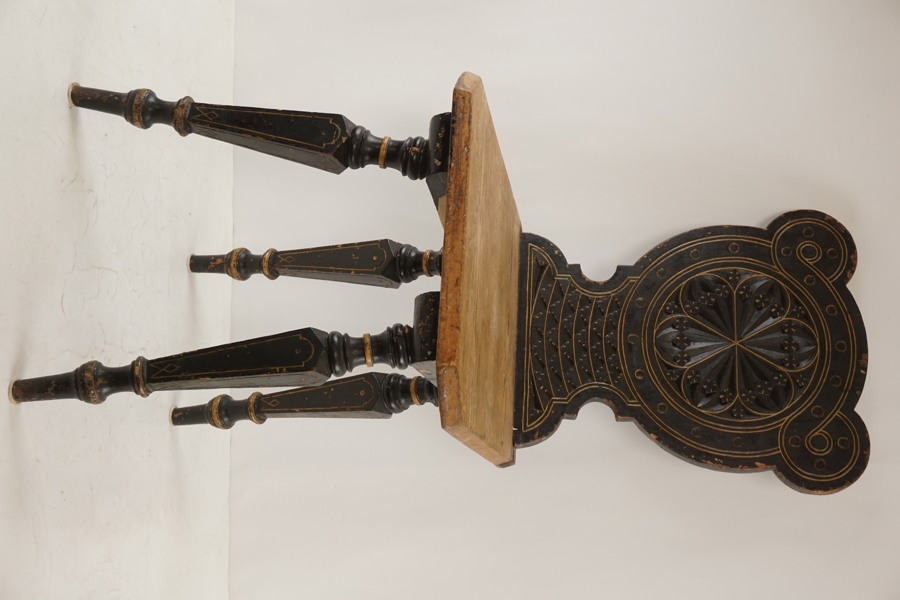 Äldre Stol med handkarvade dekorationer. A301