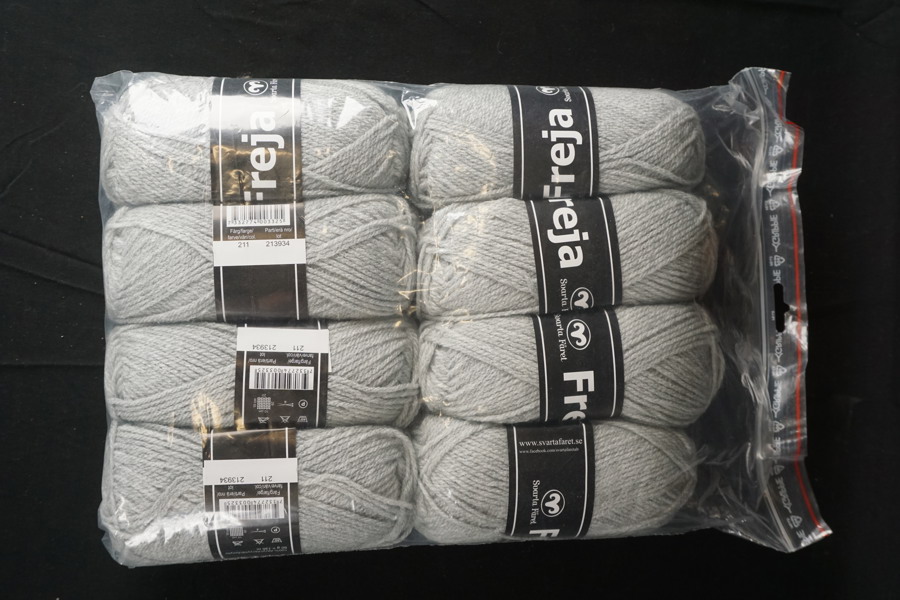 8st Svarta fåret Freja garnnystan. A304