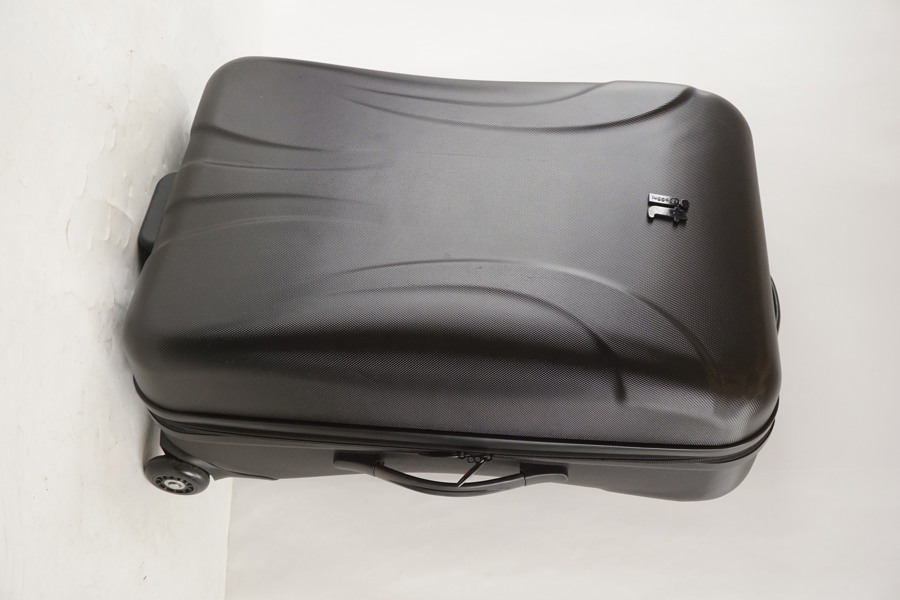 it Luggage resväska svart. B402