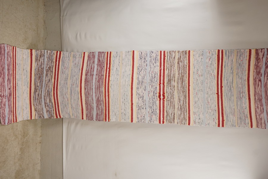 Lång trasmatta röd/vit mm. 260x64cm. B441
