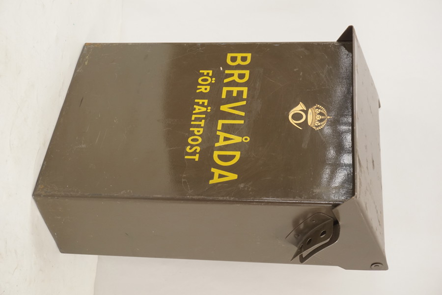 Militär brevlåda grön i plåt. D64