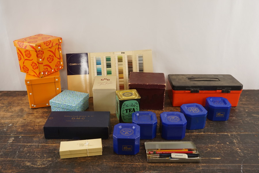 Färgkarta och garnprov, lådor mm.  B306 