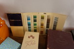Färgkarta och garnprov, lådor mm.  B306 