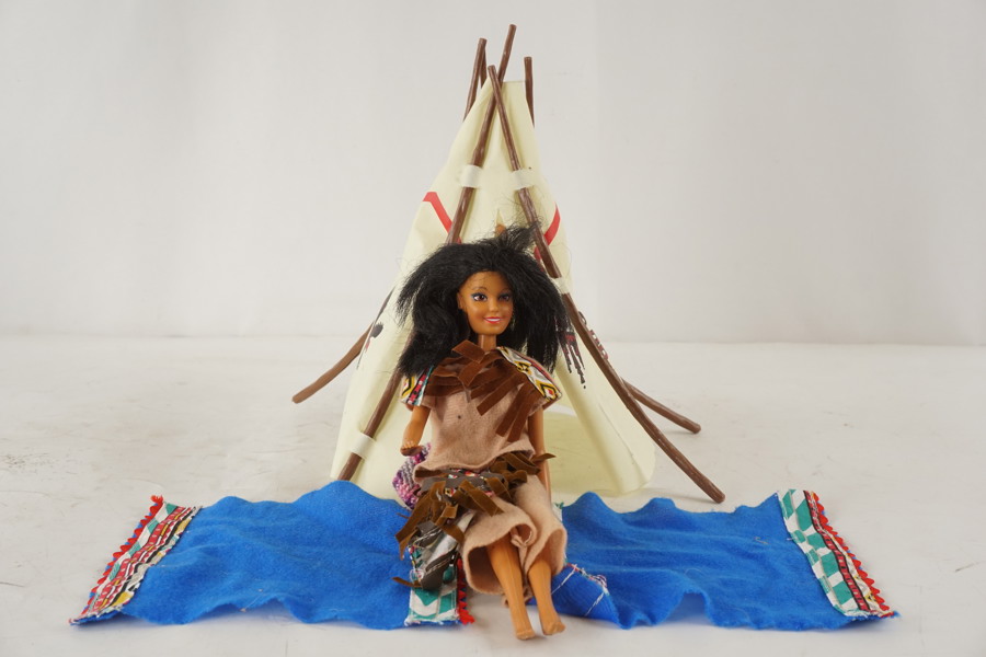 Docka lik Pocahontas med tält. A252