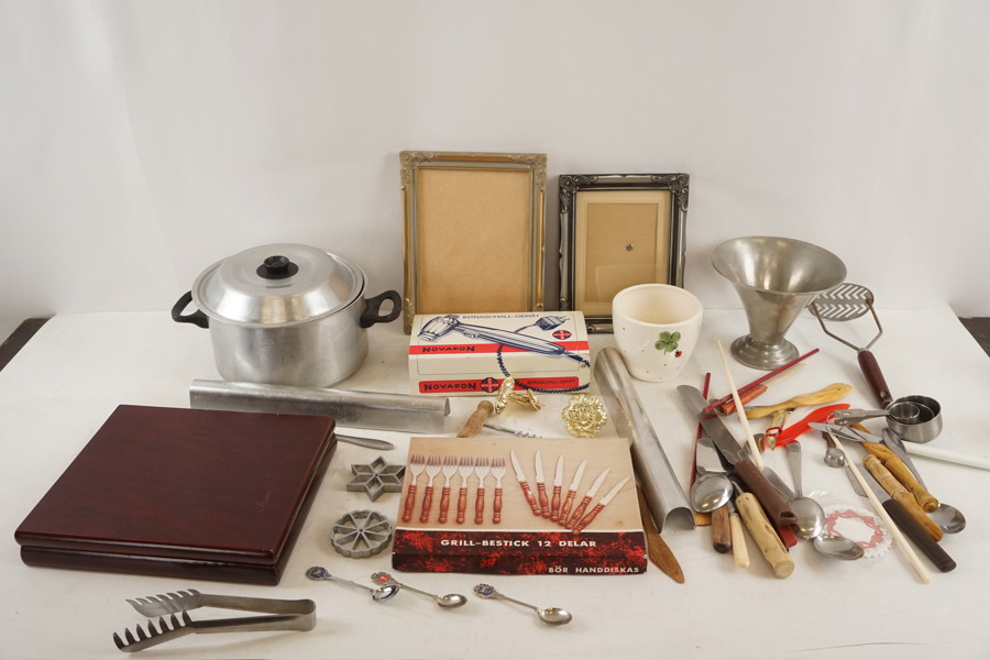 Trälåda till mynt, Novafon, grill bestick mm. BC383 