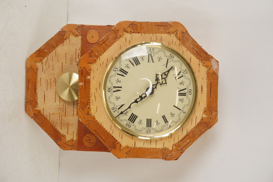 Väggklocka med pendel, batteridriven. A103