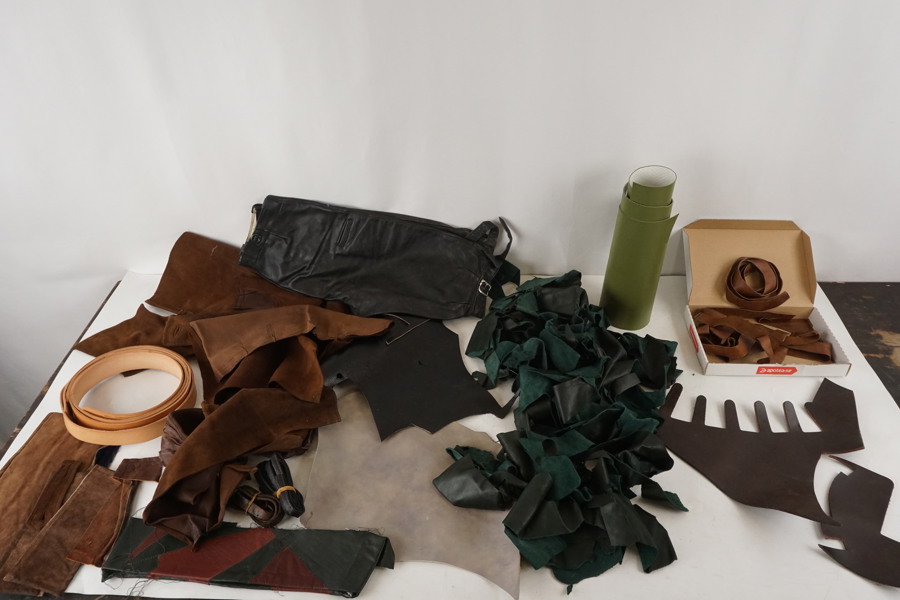 Läder / skinnbitar. BC133