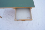 Skrivbord med grön skiva. B161