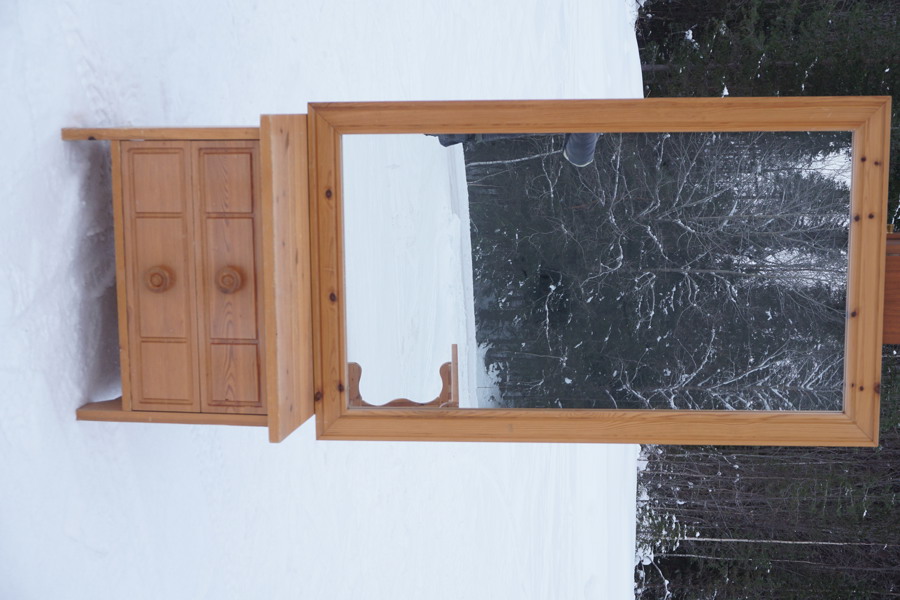 Spegel & byrå. B163