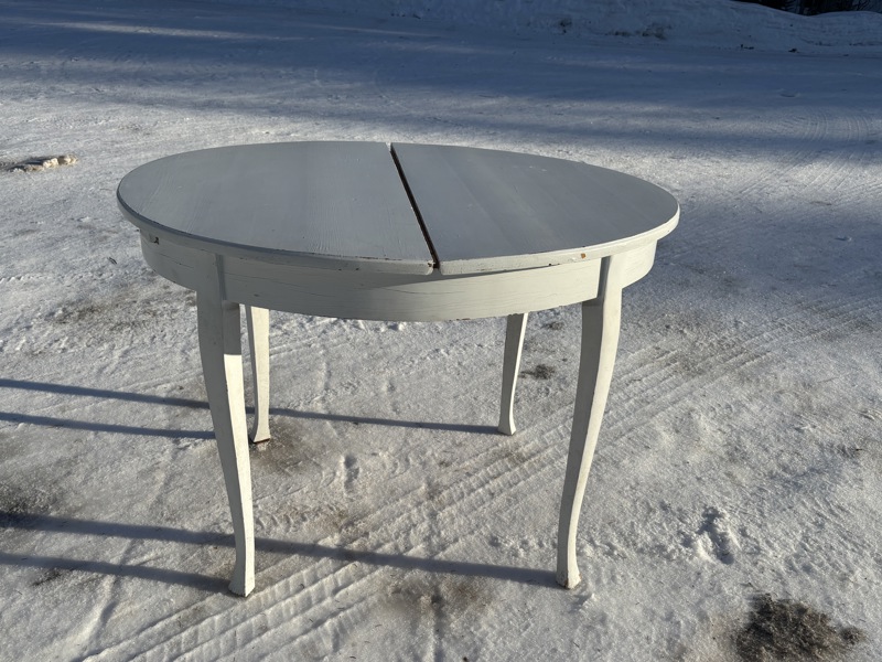 Vitmålat bord ovalt B486