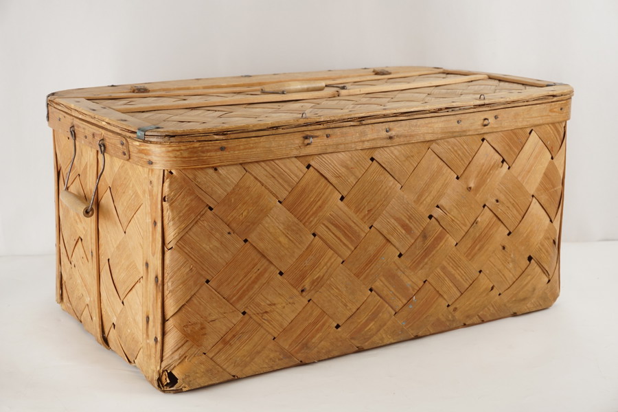 Stor flätad spånkorg. B494