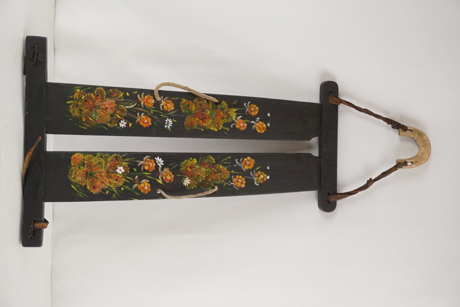 P. Håkanson ryggsäcksställning i trä svart, allmoge. B497