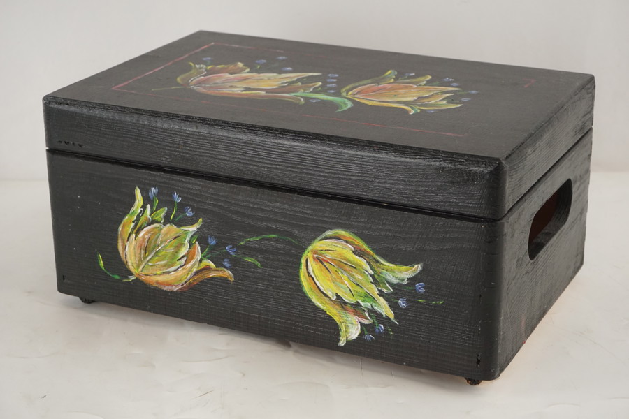 Trälåda, handmålad, svart. A397