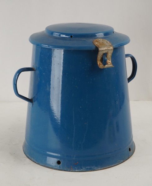Emaljerad behållare med lock i blått. C83