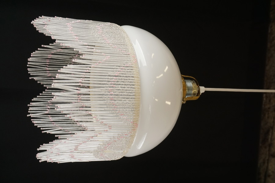 Taklampa med pärlfrans. C84