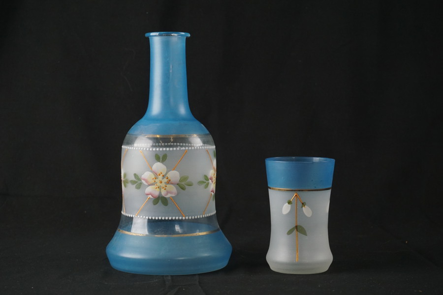 Antik vattenkaraff med glas blått. G135