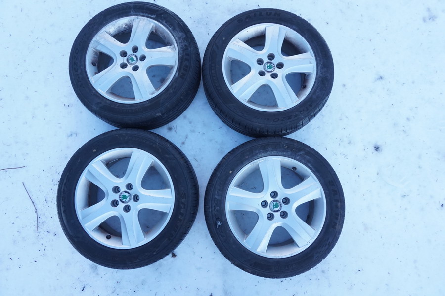 4st Skoda Aluminiumfälgar med sommardäck. B515
