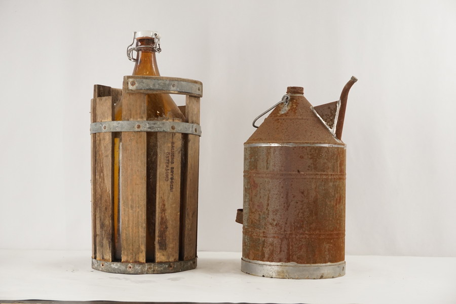 Bryggeriflaska med träram, fotogenkanna. B520