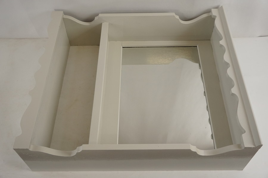 Vägghylla med spegel. B17 