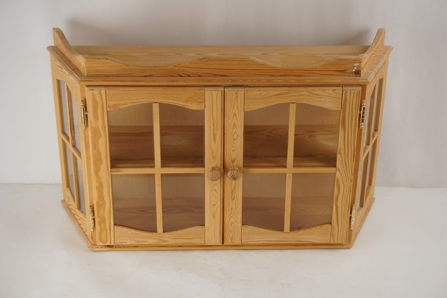 Vägghängt vitrinskåp i furu. B18