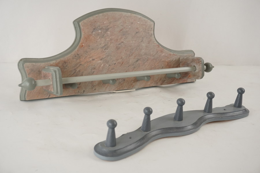 Vägghylla, klädhängare. A4