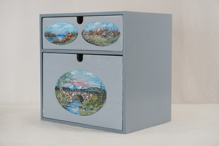 Emmy Haraldsson Trälåda med 2 lådor, handdekor. C82/