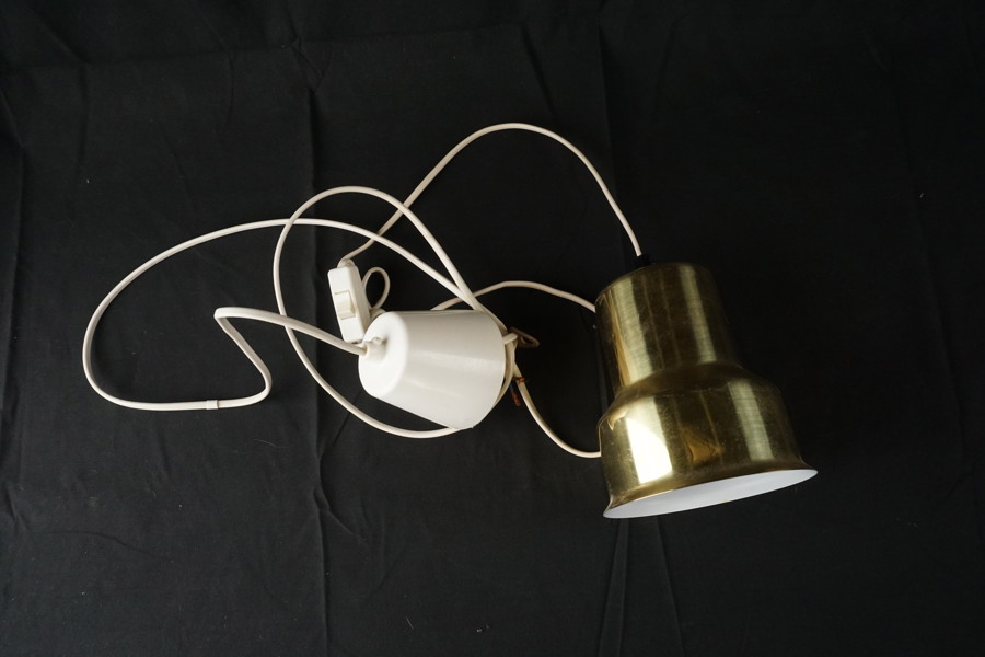 Lampa i guldfärg. C85/