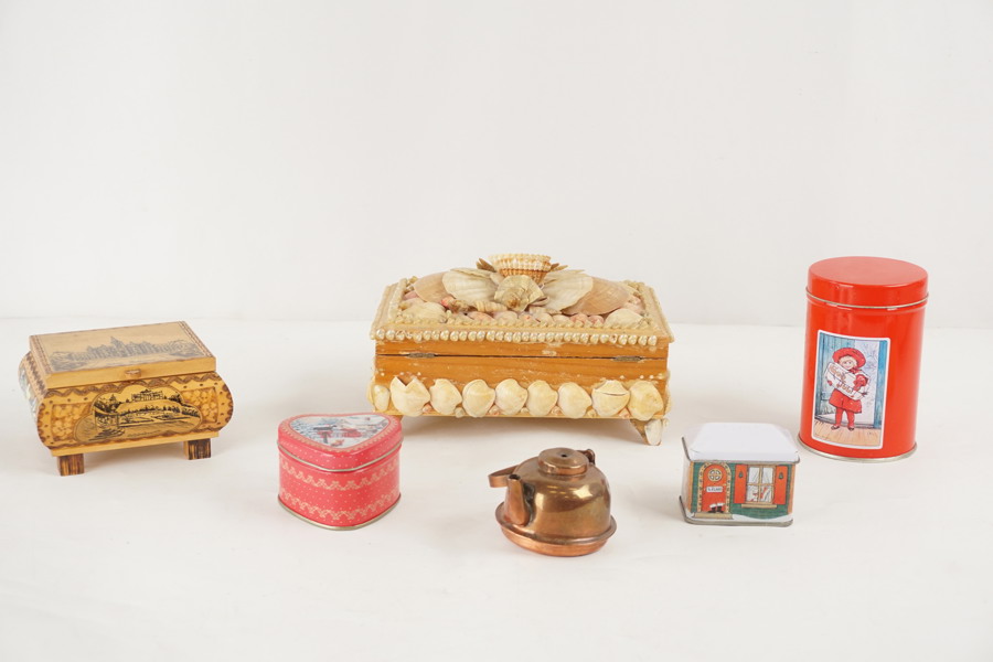 Vintage smyckeskrin i trä med snäckskal mm. A370/