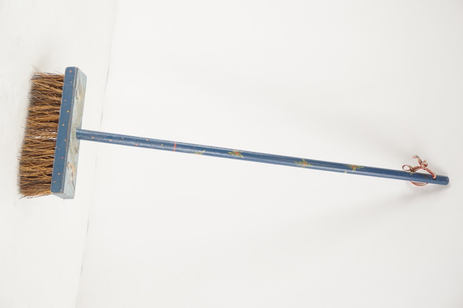 Barn sopborste handdekorierad blå. A390/