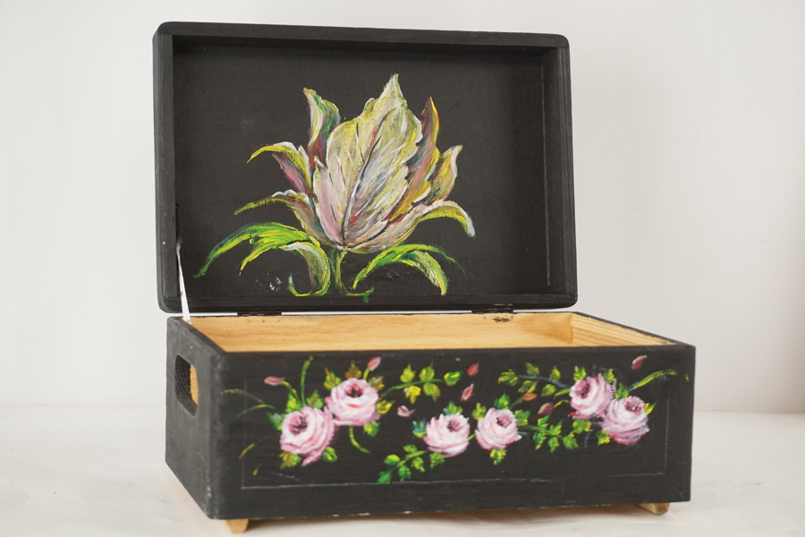 Trälåda, svart, handdekorerad. A11