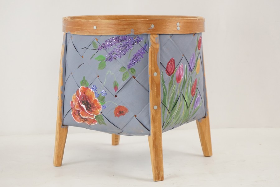 Handmålad spånkorg på fot.  D1