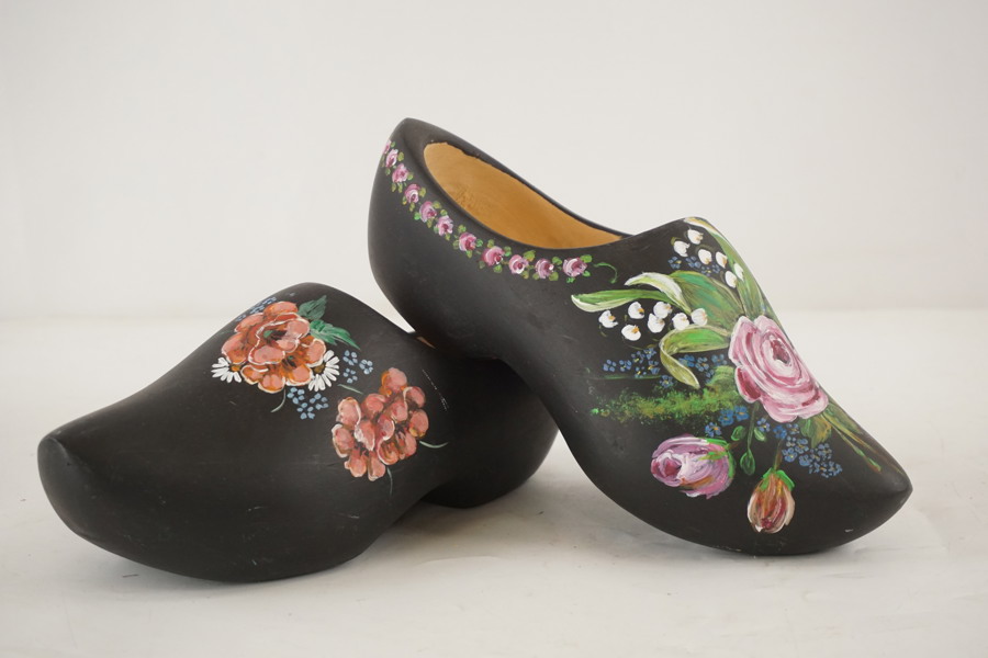 Träskor handmålad, svart. A22