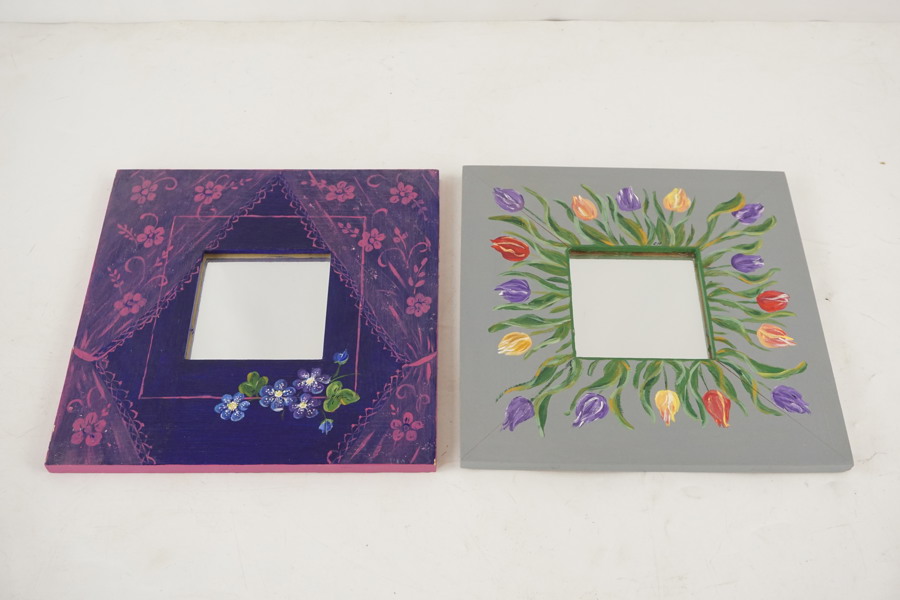 2st Handdekorerad ram med spegel. A24