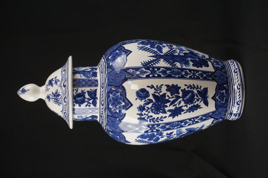 Vas med lock, vit & blå. G8