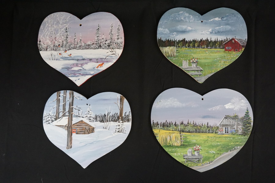 4st Hjärtform i trä, handmålad. A27