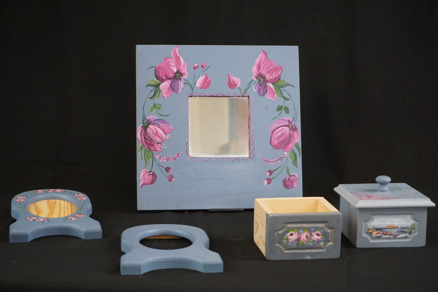 Handmålad , trä låda, spegel i ram mm. A28