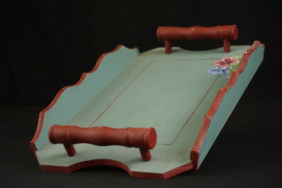 Träbricka, handmålad. A29