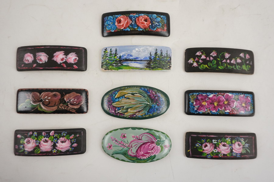 Handmålade träbitar. 