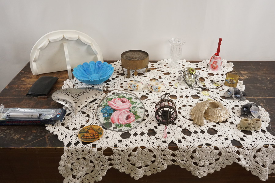 Pottery Ljusstakar, vas, Spetsduk mm. BC20