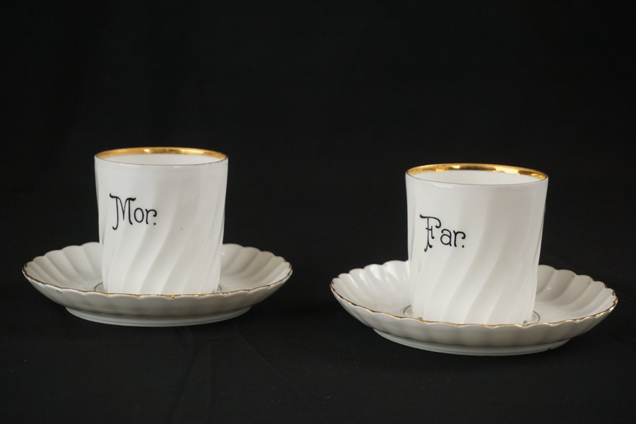 2st Porslin kaffekoppar Mor & Far, gulddekorerad. G11