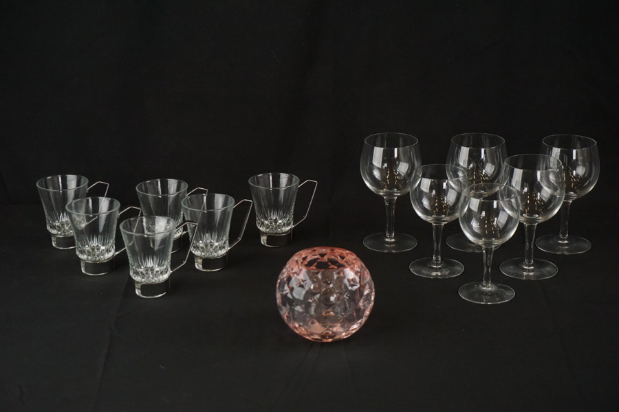 Vinglas, kaffekoppar i glas, ljusstake. G12